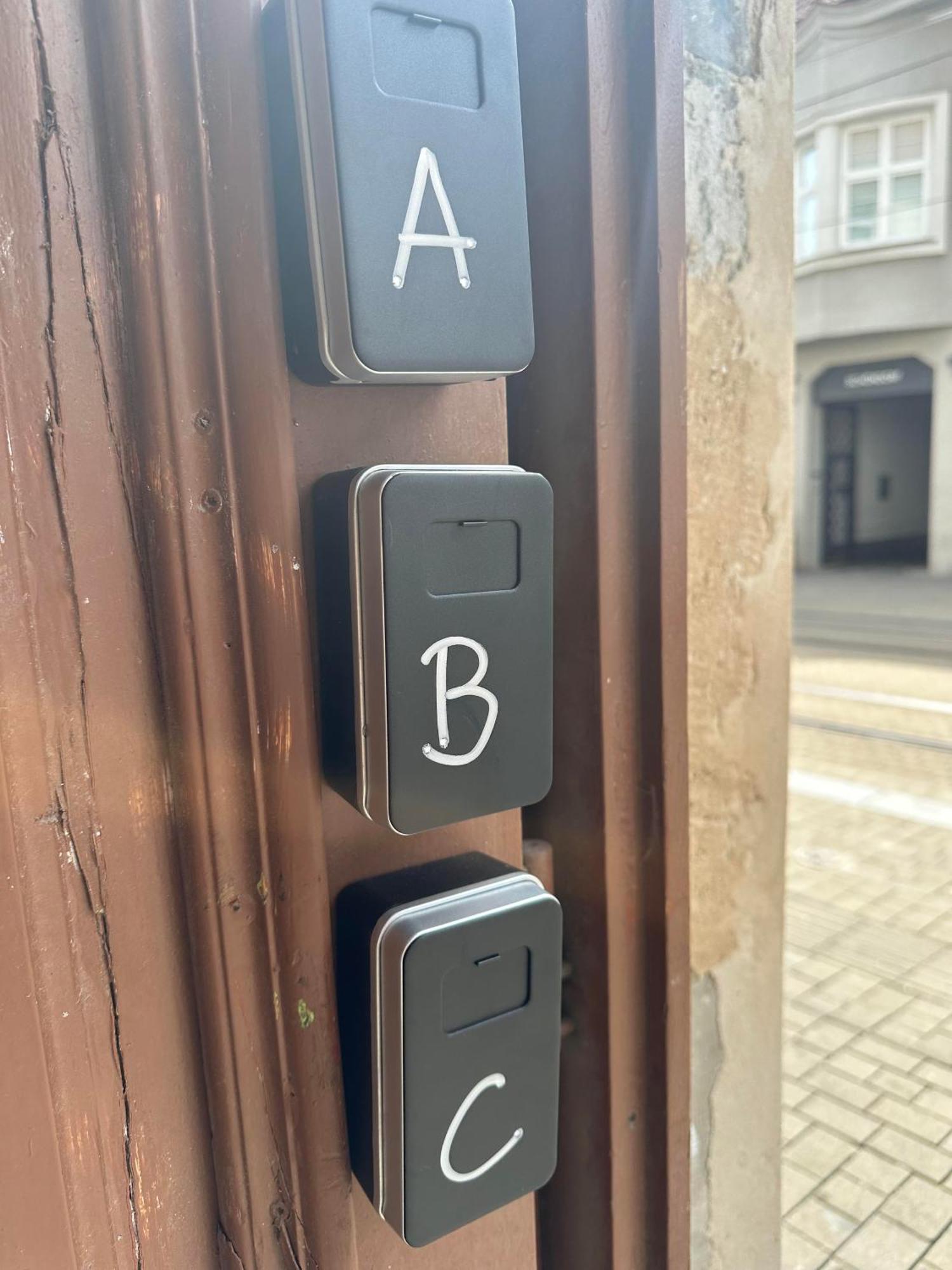 C Private Room In City Center In Bratislava Exteriör bild